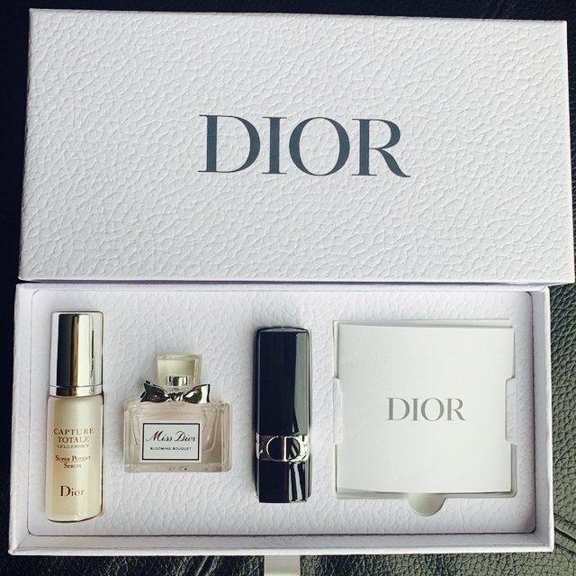 Dior(ディオール)のDior ノベルティ　バースデーギフト　新品　未使用 コスメ/美容のキット/セット(コフレ/メイクアップセット)の商品写真