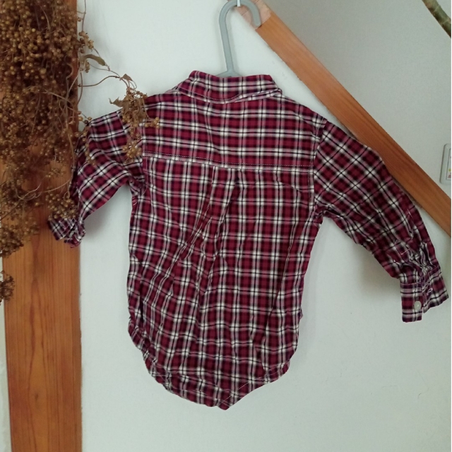 GAP(ギャップ)のGAPシャツロンパース キッズ/ベビー/マタニティのベビー服(~85cm)(ロンパース)の商品写真