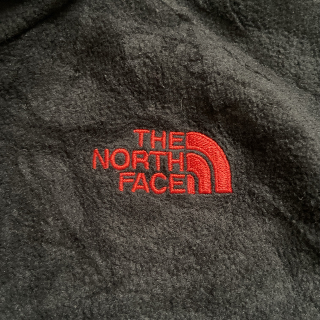 THE NORTH FACE(ザノースフェイス)のTHE NORTH FACE フリースジャケット フルジップ 黒＆赤 ボーイズL キッズ/ベビー/マタニティのキッズ服男の子用(90cm~)(その他)の商品写真