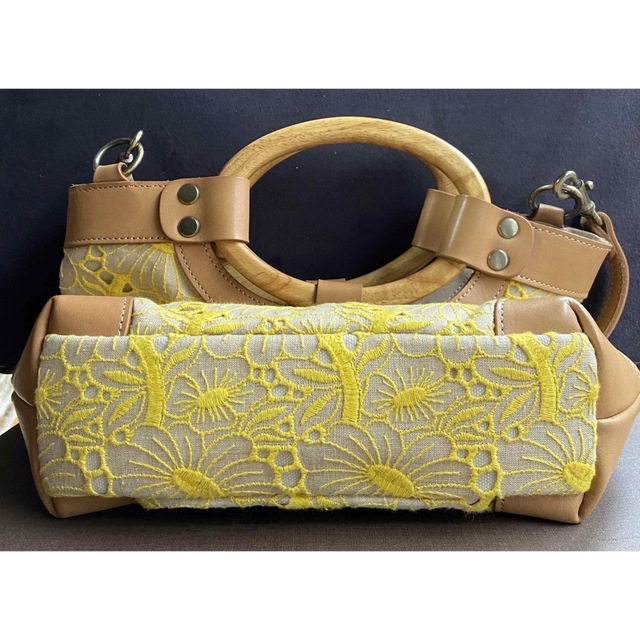 REGALO(レガロ)のregalo 花柄刺繍バッグ(黄) ハンドバッグ　ショルダーバッグ　本革　 レディースのバッグ(ハンドバッグ)の商品写真