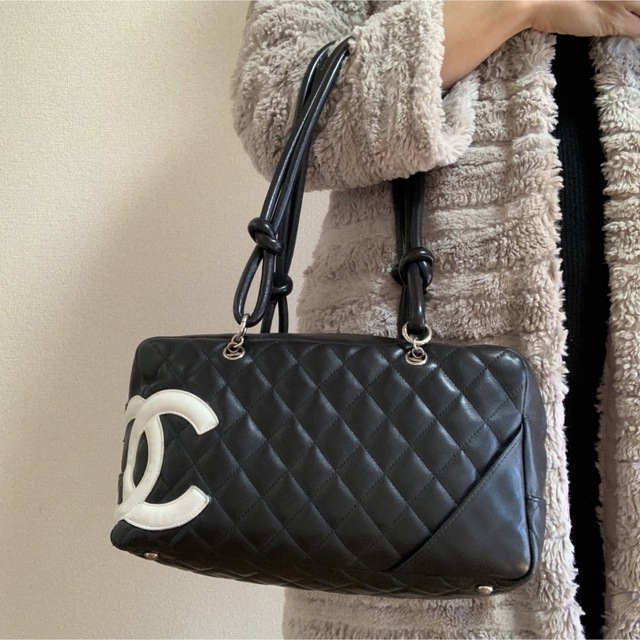 CHANEL(シャネル)のシャネル  カンボンライン　ボーリングバッグ　ブラック　ホワイト ビックココ レディースのバッグ(ショルダーバッグ)の商品写真