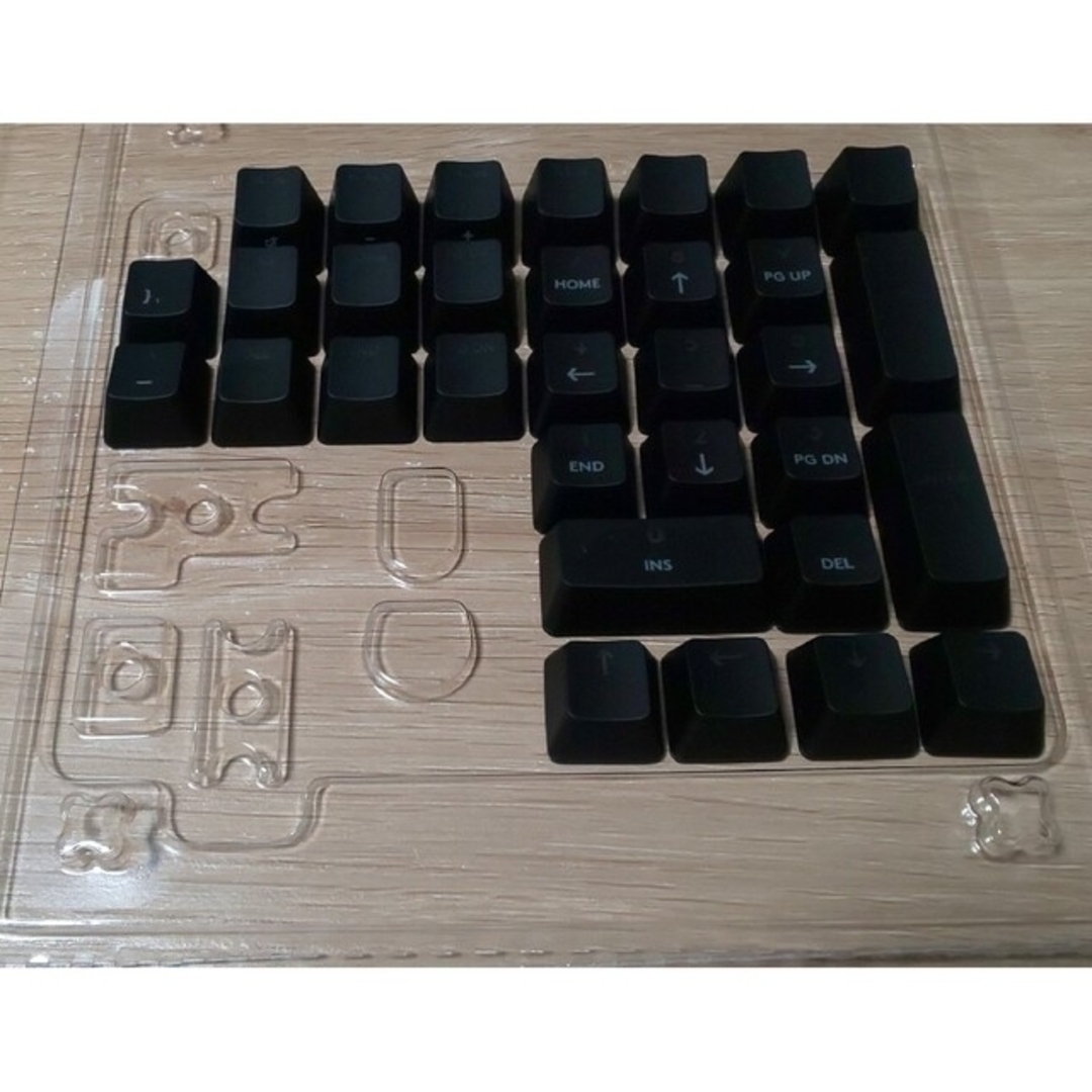 キーキャップ(バラ売り) 白:CORSAIR、黒:G512 スマホ/家電/カメラのPC/タブレット(PC周辺機器)の商品写真