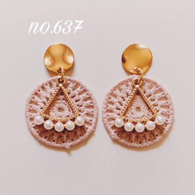 no.637 ラウンド 刺繍ワッペン ライトパープル パール ピアス、イヤリング ハンドメイドのアクセサリー(イヤリング)の商品写真