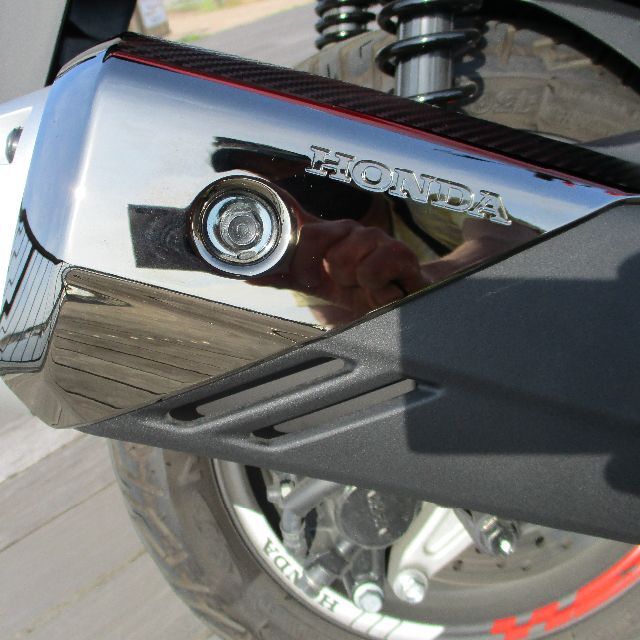 ホンダ(ホンダ)の新型PCX【JK05/KF47】ahmガーニッシュマフラーカバー再入荷❗️❗️ 自動車/バイクのバイク(パーツ)の商品写真