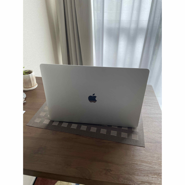Mac (Apple)(マック)のMacBook Pro (15-inch, 2018) シルバー スマホ/家電/カメラのPC/タブレット(ノートPC)の商品写真
