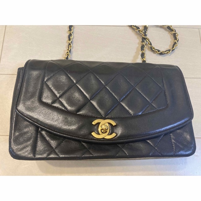 CHANEL(シャネル)の❤️正規品❤️ シャネル　 ダイアナ マトラッセ ラムスキン 黒 レディースのバッグ(ショルダーバッグ)の商品写真