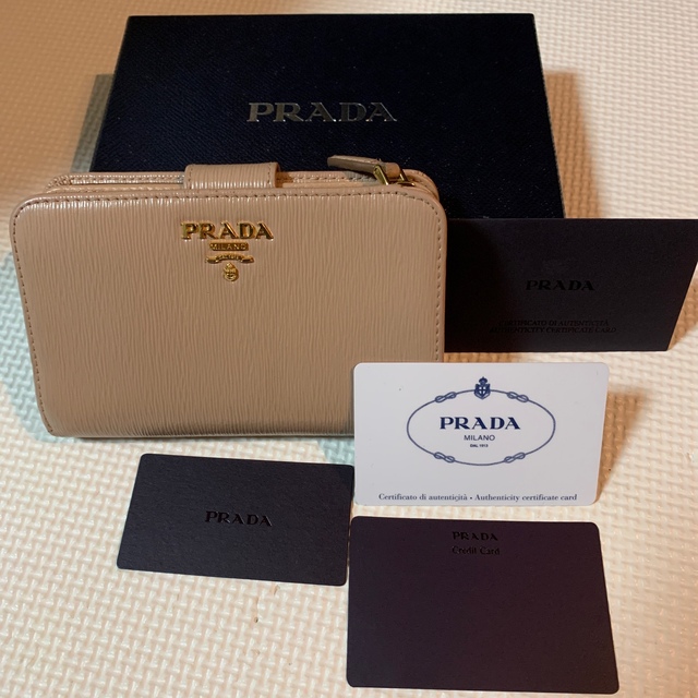 PRADA プラダ 二つ折り財布 ベージュ ゴールド ロゴ 孔子レザー