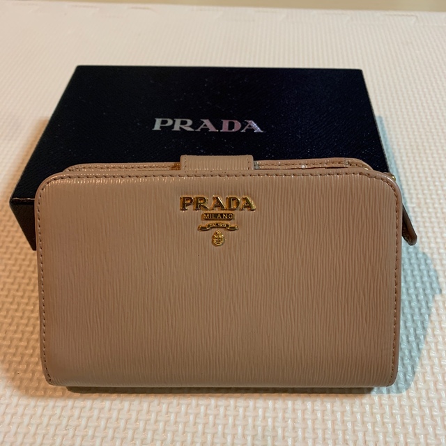 PRADA プラダ 二つ折り財布 ベージュ ゴールド ロゴ 孔子レザー PRADA プラダ 二つ折り財布 ベージュ ゴールド ロゴ 孔子レザー