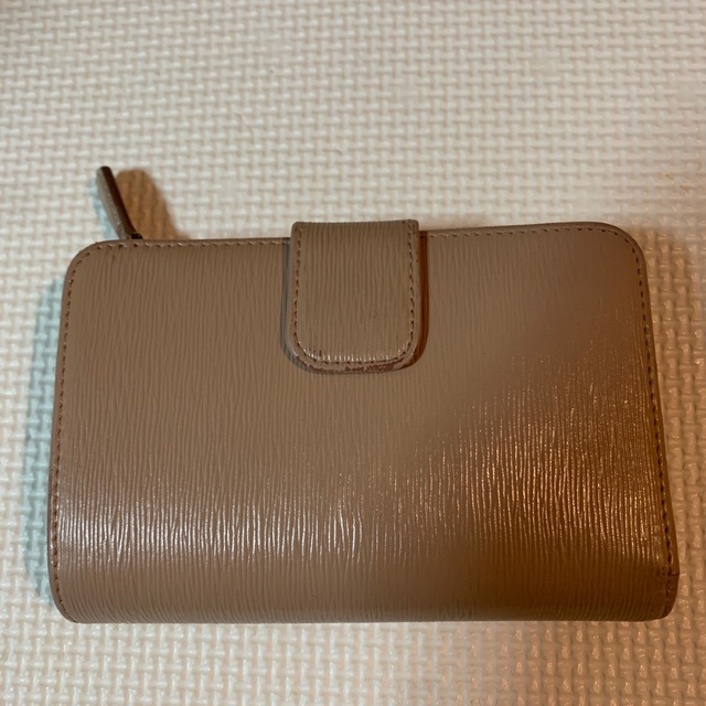 PRADA プラダ 二つ折り財布 ベージュ ゴールド ロゴ 孔子レザー PRADA プラダ 二つ折り財布 ベージュ ゴールド ロゴ 孔子レザー