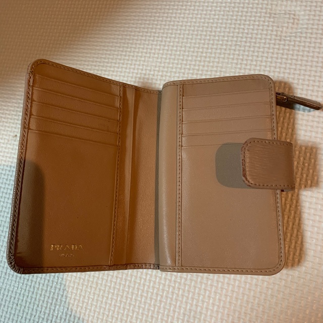 PRADA プラダ 二つ折り財布 ベージュ ゴールド ロゴ 孔子レザー PRADA プラダ 二つ折り財布 ベージュ ゴールド ロゴ 孔子レザー