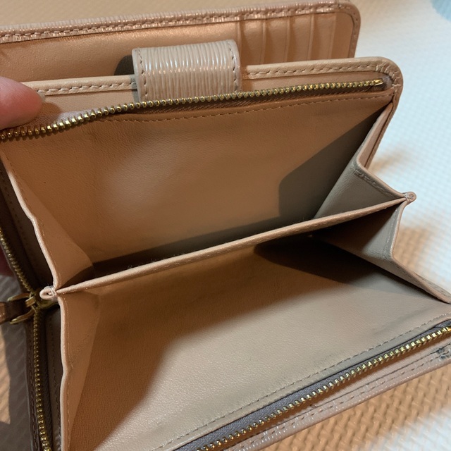 PRADA プラダ 二つ折り財布 ベージュ ゴールド ロゴ 孔子レザー PRADA プラダ 二つ折り財布 ベージュ ゴールド ロゴ 孔子レザー