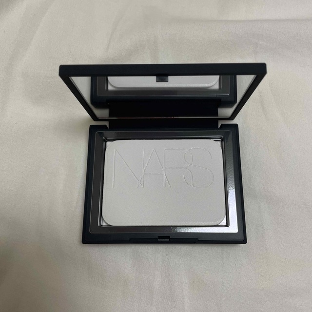 NARS(ナーズ)のNARS ライトリフレクティングセッティングパウダー プレスト N コスメ/美容のベースメイク/化粧品(フェイスパウダー)の商品写真