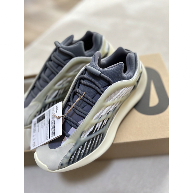 adidas(アディダス)のadidas YEEZY 700 V3/FADE SALT 26.5㎝ メンズの靴/シューズ(スニーカー)の商品写真
