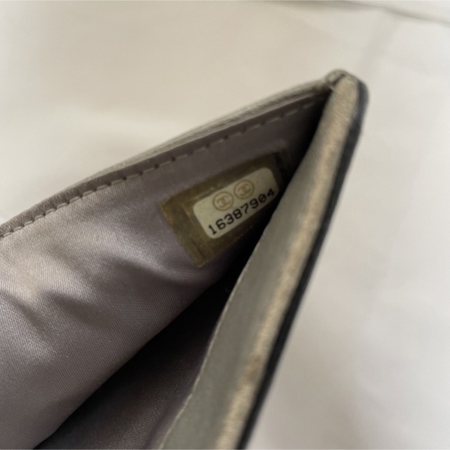 CHANEL(シャネル)のCHANEL シャネル カメリア　ラムスキン　二つ折り　黒　財布 レディースのファッション小物(財布)の商品写真