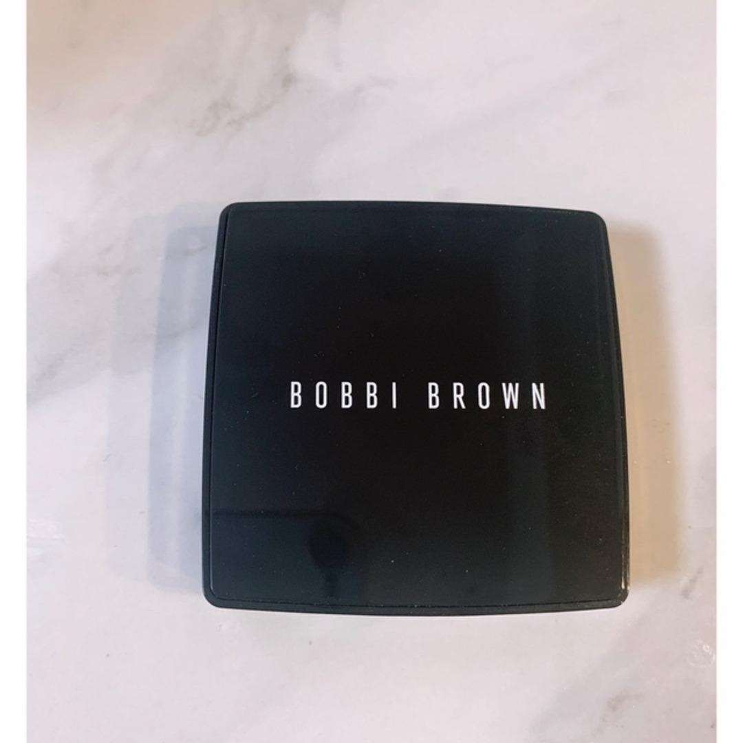 BOBBI BROWN(ボビイブラウン)のBOBBI BROWN シアーフィニッシュ プレストパウダー  01  コスメ/美容のベースメイク/化粧品(フェイスパウダー)の商品写真