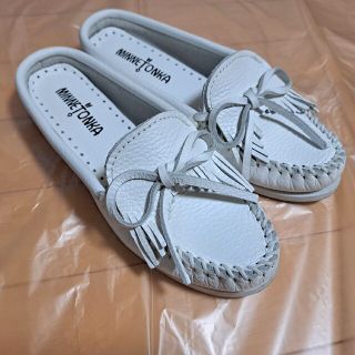 ミネトンカ(Minnetonka)のMINNETONKA ミネトンカ moccasins 白(スリッポン/モカシン)