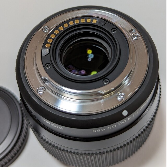 SIGMA(シグマ)のSIGMA 56mm F1.4 dc dn マイクロフォーサーズ スマホ/家電/カメラのカメラ(レンズ(単焦点))の商品写真