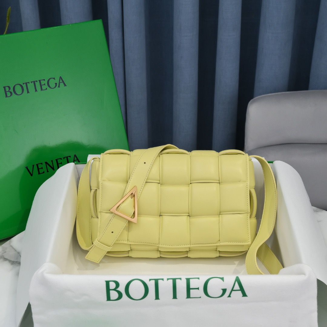 Bottega Veneta - 【美品！】BOTTEGA VENETA パデッドカセット　バッグ　イエロー