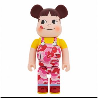 フジヤ(不二家)のBE@RBRICK BAPE(R) × ペコちゃん 1000%（ピンク）【新品】(フィギュア)