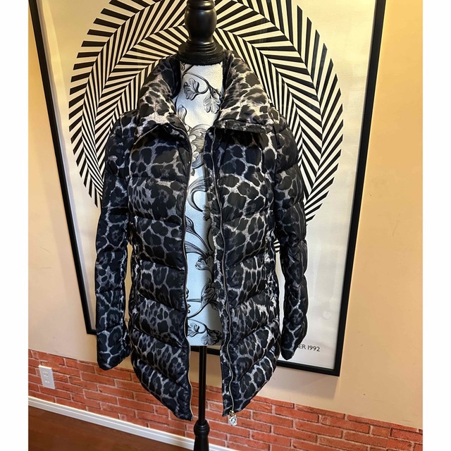 MONCLER(モンクレール)のモンクレール　MONCLER  TORCELLE 総柄　ダウンジャケット　2 レディースのジャケット/アウター(ダウンジャケット)の商品写真