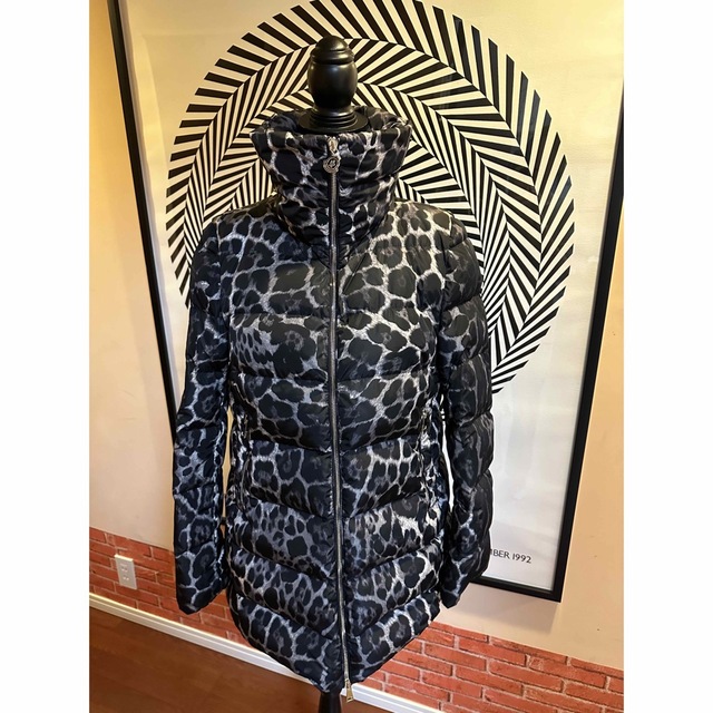 MONCLER(モンクレール)のモンクレール　MONCLER  TORCELLE 総柄　ダウンジャケット　2 レディースのジャケット/アウター(ダウンジャケット)の商品写真