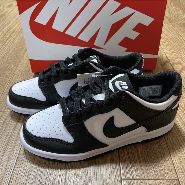 NIKE(ナイキ)の《新品 未使用品》NIKE DUNK LOW GS / 23㎝ レディースの靴/シューズ(スニーカー)の商品写真