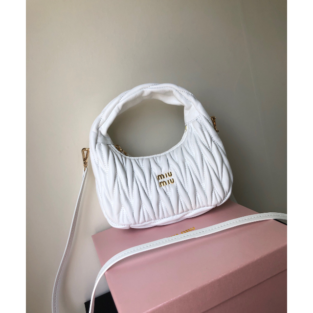 公式直営店 ✨新品級✨ MIUMIU ミュウ ワンダー マテラッセレザー