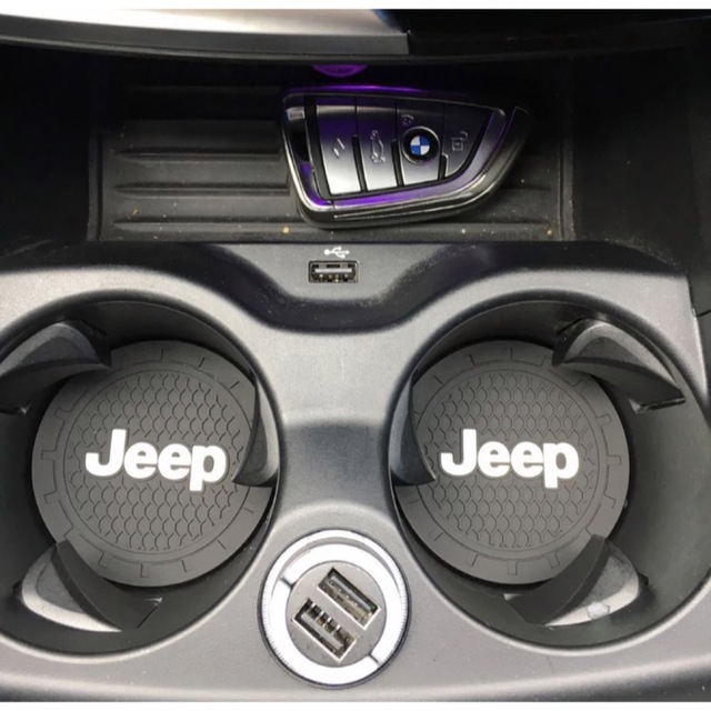 Jeep(ジープ)の【新品】Jeep ロゴ ノンスリップコースター 2枚セット 自動車/バイクの自動車(車内アクセサリ)の商品写真