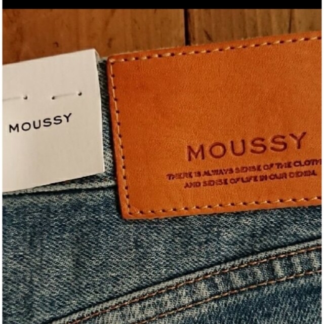 moussy(マウジー)の新品　タグ付き　moussy フレアデニムパンツ レディースのパンツ(デニム/ジーンズ)の商品写真