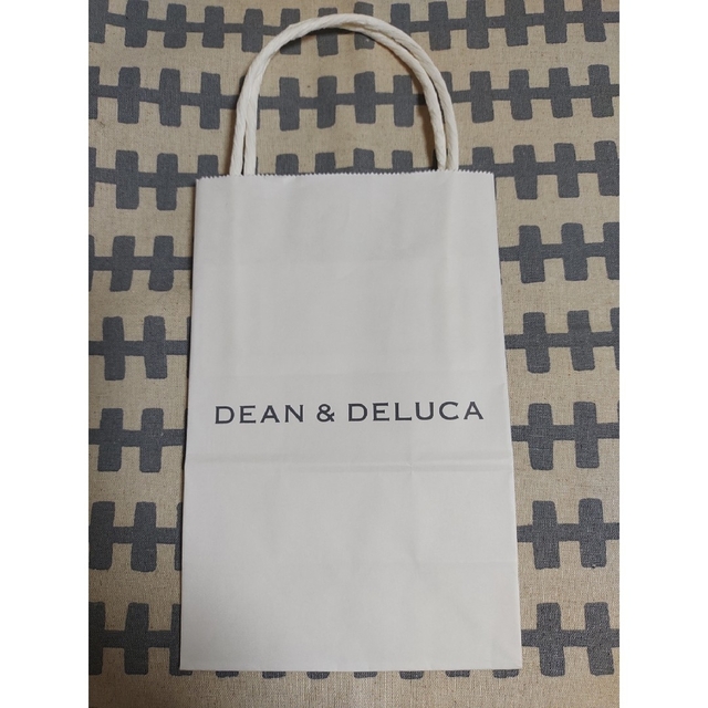 DEAN & DELUCA(ディーンアンドデルーカ)のお菓子のショッパー　クリスマスナプキン　ゴールドタイ インテリア/住まい/日用品のキッチン/食器(その他)の商品写真