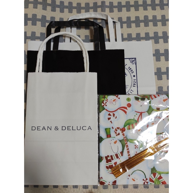 DEAN & DELUCA(ディーンアンドデルーカ)のお菓子のショッパー　クリスマスナプキン　ゴールドタイ インテリア/住まい/日用品のキッチン/食器(その他)の商品写真