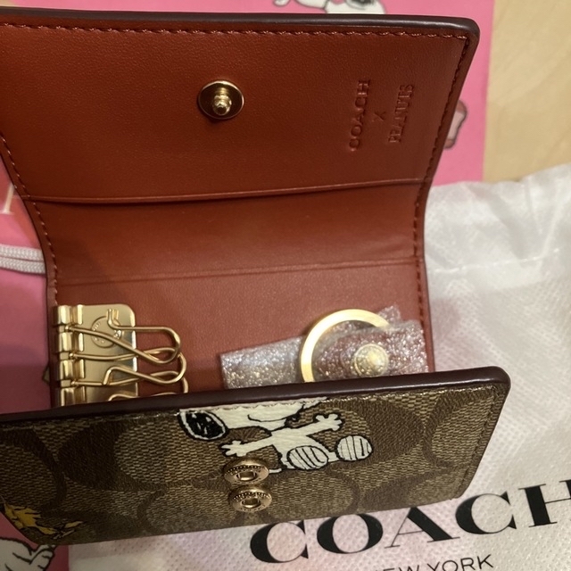 COACHコーチキーケース　レディースのブラウン色新品キーケース　スヌーピー