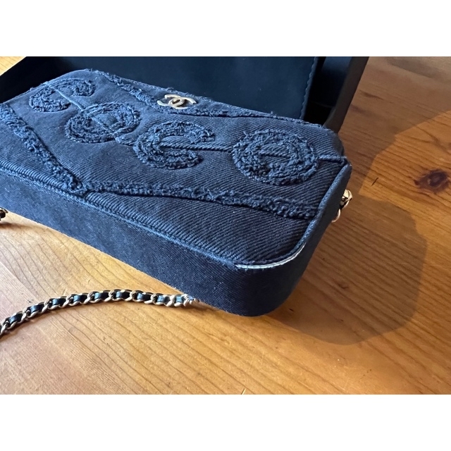 CHANEL(シャネル)の最終値下げ! 希少!!COCO CHANELブラックデニムチェーンウォレット レディースのファッション小物(財布)の商品写真