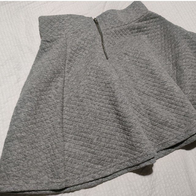 H&M(エイチアンドエム)のエイチアンドエム　フレア　スカート　グレー　スウェット レディースのスカート(ひざ丈スカート)の商品写真
