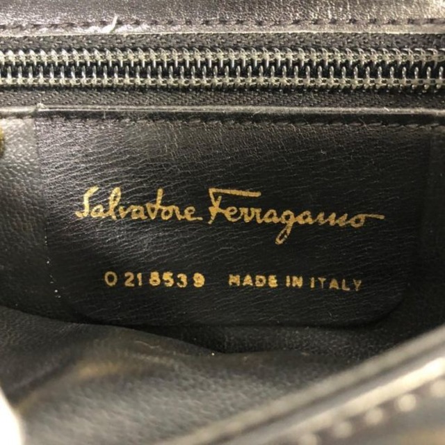 Salvatore Ferragamo(サルヴァトーレフェラガモ)のサルヴァトーレフェラガモ Salvatore Ferragamo ショルダーバッグ
 ブラック系 メンズのバッグ(ショルダーバッグ)の商品写真