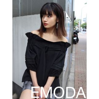 エモダ(EMODA)のEMODA シャツ ブラウス ギャザーベルトオフショルダートップ ブラック 黒(シャツ/ブラウス(長袖/七分))