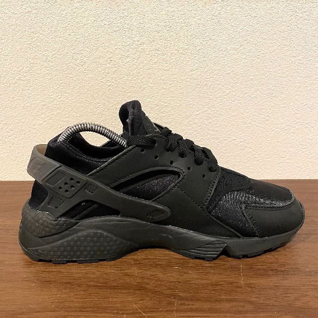 NIKE(ナイキ)のNIKE WMNS AIR HUARACHE BLACKナイキ ハラチ ブラック レディースの靴/シューズ(スニーカー)の商品写真