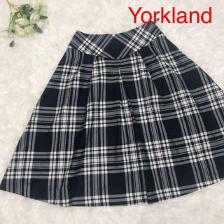 ヨークランド(Yorkland)の着こなしの幅が広がる。合わせやすい。タック チェックスカート　白黒(ひざ丈スカート)