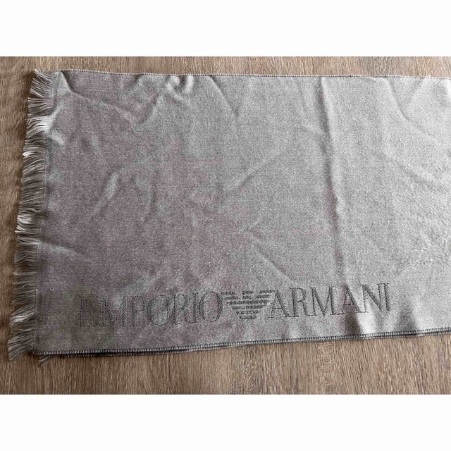 Emporio Armani(エンポリオアルマーニ)のエンポリオアルマーニ　グレー　マフラー　ストール　ロゴ　刺繍　フリンジ メンズのファッション小物(マフラー)の商品写真