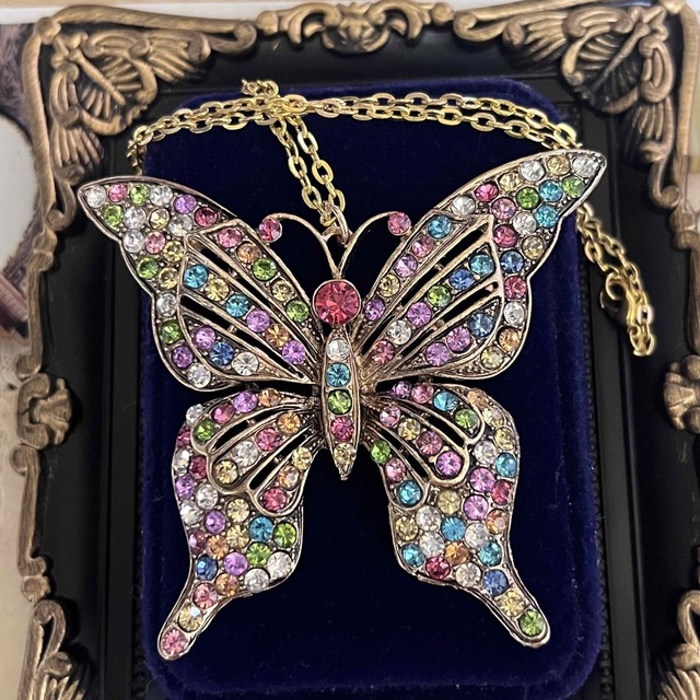 キラキラ　カラフルクリスタル　大ぶり蝶々バタフライネックレス レディースのアクセサリー(ネックレス)の商品写真