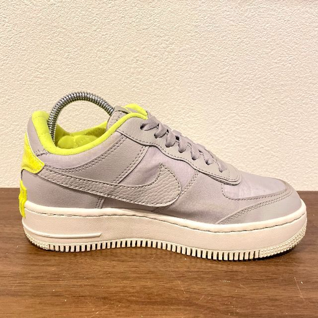 NIKE(ナイキ)のNIKE AIR FORCE 1 SHADOW SE グレー イエロー レディースの靴/シューズ(スニーカー)の商品写真