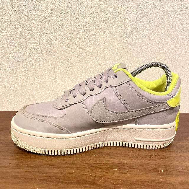 NIKE(ナイキ)のNIKE AIR FORCE 1 SHADOW SE グレー イエロー レディースの靴/シューズ(スニーカー)の商品写真