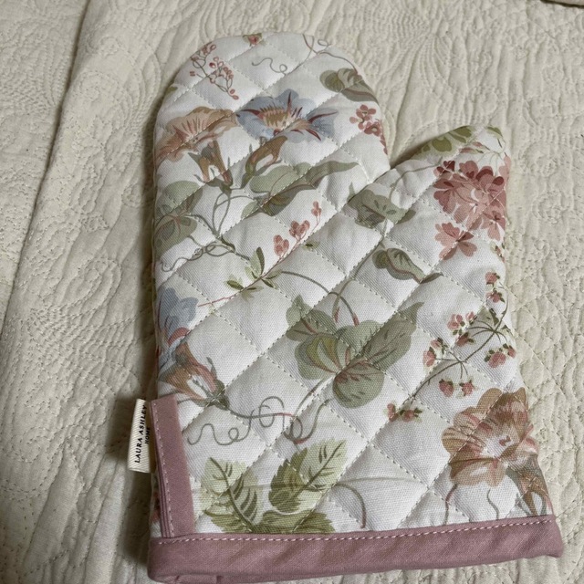 LAURA ASHLEY(ローラアシュレイ)のローラアシュレイ　Laura ashley ミトン　新品　花柄 インテリア/住まい/日用品のキッチン/食器(収納/キッチン雑貨)の商品写真