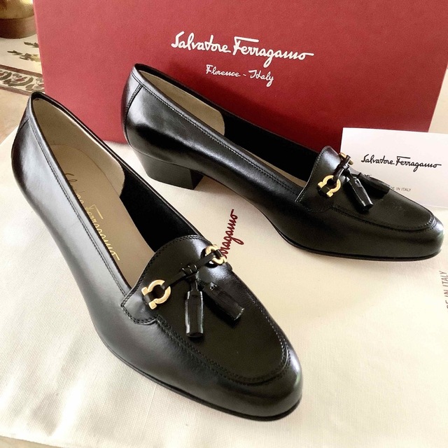 Salvatore Ferragamo(サルヴァトーレフェラガモ)の新品!フェラガモ ローヒール ゴールドガンチーニ 最上級カーフ 24㎝ レディースの靴/シューズ(ローファー/革靴)の商品写真