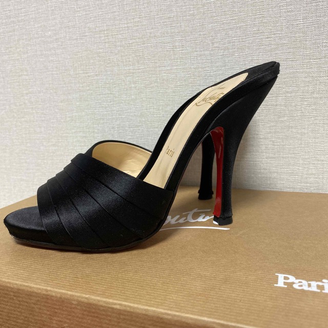 Christian Louboutin(クリスチャンルブタン)のクリスチャンルブタン　サテンミュール　黒　36 1/2 レディースの靴/シューズ(ミュール)の商品写真