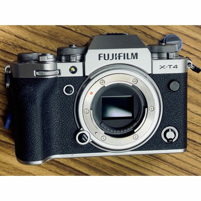 FUJI FILM ボディ X-T4 SILVER スマホ/家電/カメラのカメラ(ミラーレス一眼)の商品写真