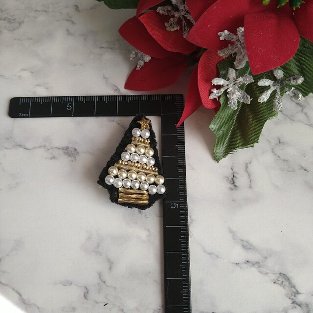 クリスマスツリーのブローチ〜の通販 by Char'sGallery|ラクマ