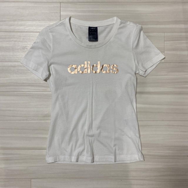 adidas(アディダス)のピンクゴールド ♡︎ ロゴTシャツ レディースのトップス(Tシャツ(半袖/袖なし))の商品写真