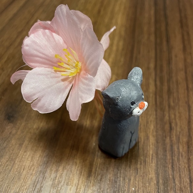 猫の置物 お香立て お花立て ペーパーウェイト グレーのおすましちゃん ハンドメイドのインテリア/家具(その他)の商品写真