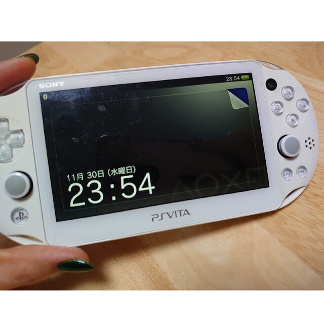 PlayStation Vita(プレイステーションヴィータ)のPlayStation Vita  PCH-2000 +メモリーカード エンタメ/ホビーのゲームソフト/ゲーム機本体(携帯用ゲーム機本体)の商品写真